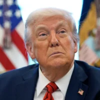 Le président américain Donald Trump s'exprimetout en signant des décrets dans le Bureau ovale de la Maison Blanche, le 17 avril 2025, à Washington. (Crédit : AP Photo/Alex Brandon)