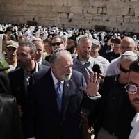 L'ambassadeur américain en Israël, Mike Huckabee (au centre) en visite au mur Occidental, dans la Vieille Ville de Jérusalem, le 18 avril 2025. (Crédit : Leo Correa/AP)