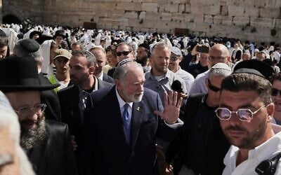 L'ambassadeur américain en Israël, Mike Huckabee (au centre) en visite au mur Occidental, dans la Vieille Ville de Jérusalem, le 18 avril 2025. (Crédit : Leo Correa/AP)
