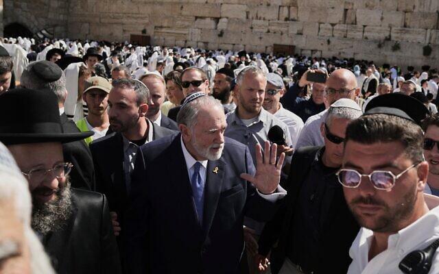 L'ambassadeur américain en Israël, Mike Huckabee (au centre) en visite au mur Occidental, dans la Vieille Ville de Jérusalem, le 18 avril 2025. (Crédit : Leo Correa/AP)