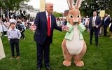 Le président des États-Unis, Donald Trump, à gauche, avec le lapin de Pâques lors de la chasse aux œufs de Pâques à la Maison Blanche, sur la pelouse sud, à Washington, le 21 avril 2025. (AP Photo/Mark Schiefelbein)