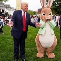 Le président des États-Unis, Donald Trump, à gauche, avec le lapin de Pâques lors de la chasse aux œufs de Pâques à la Maison Blanche, sur la pelouse sud, à Washington, le 21 avril 2025. (AP Photo/Mark Schiefelbein)