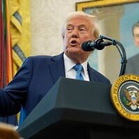 Le président américain Donald Trump s'adressant aux journalistes alors qu'il participe à la cérémonie de prestation de serment de Paul Atkins en tant que président de la commission américaine des opérations boursières (SEC), dans le Bureau ovale de la Maison Blanche, à Washington, le 22 avril 2025. (Crédit : Alex Brandon/AP)