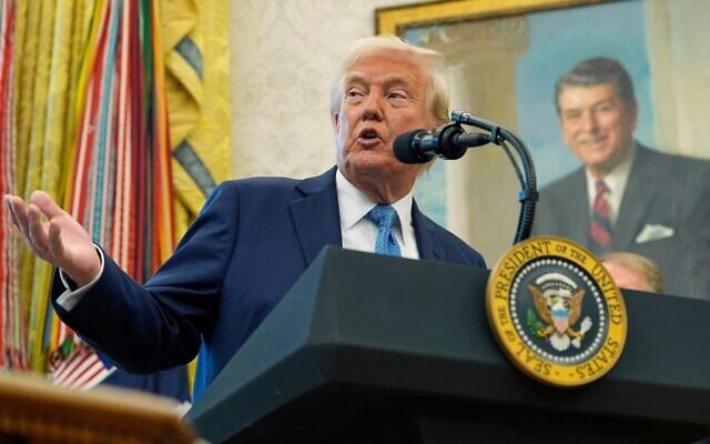 Le président américain Donald Trump s'adressant aux journalistes alors qu'il participe à la cérémonie de prestation de serment de Paul Atkins en tant que président de la commission américaine des opérations boursières (SEC), dans le Bureau ovale de la Maison Blanche, à Washington, le 22 avril 2025. (Crédit : Alex Brandon/AP)