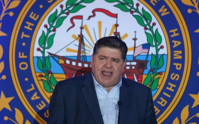 Le gouverneur de l'Illinois, J.B. Pritzker, lors du dîner du McIntyre-Shaheen 100 Club, à Manchester, dans le New Hampshire, le 27 avril 2025. (Crédit : Reba Saldanha/AP)