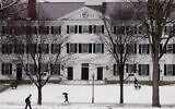 DOSSIER - Sur cette photo de janvier 2001, des étudiants se rendent à leurs cours devant le Dartmouth Hall à Hanover, dans le New Hampshire, aux États-Unis. (AP Photo/Jim Cole, File)