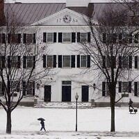DOSSIER - Sur cette photo de janvier 2001, des étudiants se rendent à leurs cours devant le Dartmouth Hall à Hanover, dans le New Hampshire, aux États-Unis. (AP Photo/Jim Cole, File)