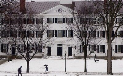 DOSSIER - Sur cette photo de janvier 2001, des étudiants se rendent à leurs cours devant le Dartmouth Hall à Hanover, dans le New Hampshire, aux États-Unis. (AP Photo/Jim Cole, File)