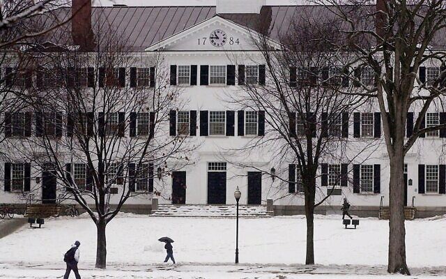 DOSSIER - Sur cette photo de janvier 2001, des étudiants se rendent à leurs cours devant le Dartmouth Hall à Hanover, dans le New Hampshire, aux États-Unis. (AP Photo/Jim Cole, File) DOSSIER - Sur cette photo de janvier 2001, des étudiants se rendent à leurs cours devant le Dartmouth Hall à Hanover, dans le New Hampshire, aux États-Unis. (AP Photo/Jim Cole, File)