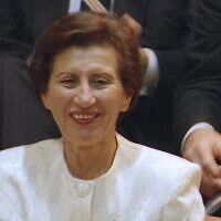 Reuma Weizman, épouse de l'ancien président israélien Ezer Weizman, lors d'une session spéciale de la Knesset, à Jérusalem, le 27 octobre 1994. (Crédit : Joe Marquette/AP)