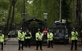 La police britannique garde l'entrée de l'ambassade israélienne à Londres lors d'une manifestation contre la politique israélienne, le 1er juin 2010. (AP Photo/Matt Dunham)