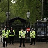 La police britannique garde l'entrée de l'ambassade israélienne à Londres lors d'une manifestation contre la politique israélienne, le 1er juin 2010. (AP Photo/Matt Dunham)