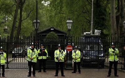 La police britannique garde l'entrée de l'ambassade israélienne à Londres lors d'une manifestation contre la politique israélienne, le 1er juin 2010. (AP Photo/Matt Dunham)