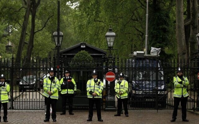 La police britannique garde l'entrée de l'ambassade israélienne à Londres lors d'une manifestation contre la politique israélienne, le 1er juin 2010. (AP Photo/Matt Dunham)