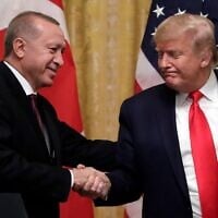 Le président américain Donald Trump serre la main du président turc Recep Tayyip Erdogan après une conférence de presse dans la salle Est de la Maison Blanche, mercredi 13 novembre 2019, à Washington. (AP Photo/ Evan Vucci)