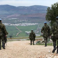 Des soldats espagnols de la Force intérimaire des Nations unies au Liban (FINUL) patrouillant dans la zone contestée des fermes de Chebaa, entre le Liban et Israël, surplombant le village frontalier divisé de Ghajar, le 24 février 2015. (Crédit : Hussein Malla/AP)