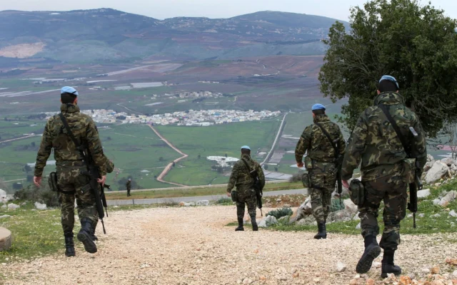 Des soldats espagnols de la Force intérimaire des Nations unies au Liban (FINUL) patrouillant dans la zone contestée des fermes de Chebaa, entre le Liban et Israël, surplombant le village frontalier divisé de Ghajar, le 24 février 2015. (Crédit : Hussein Malla/AP)