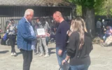 Naftali Furst et Merrill Eisenhower à Auschwitz le 23 avril 2025. (Crédit : Jessica Steinberg/Times of Israel)