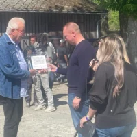 Naftali Furst et Merrill Eisenhower à Auschwitz le 23 avril 2025. (Crédit : Jessica Steinberg/Times of Israel)