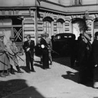 La police auxiliaire lettone aide à la rafle des Juifs en Lettonie en 1941. (Bundesarchiv bild)
