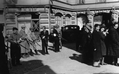 La police auxiliaire lettone aide à la rafle des Juifs en Lettonie en 1941. (Bundesarchiv bild)