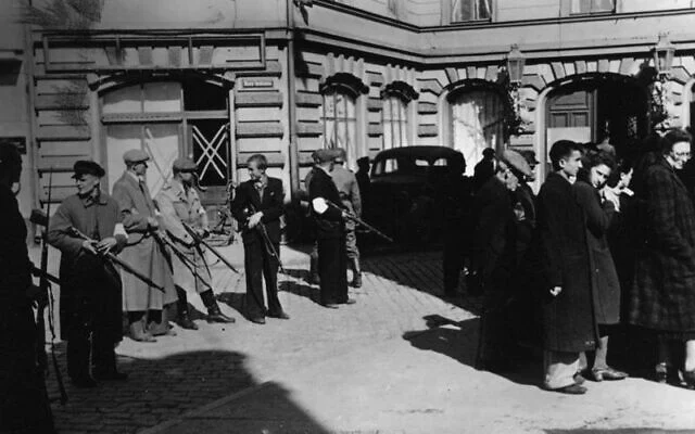 La police auxiliaire lettone aide à la rafle des Juifs en Lettonie en 1941. (Bundesarchiv bild)