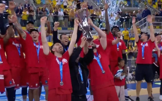 Les membres de l'équipe de basket-ball de l'Hapoel Tel Aviv célèbrent leur victoire en Eurocoupe, le 11 avril 2025, après avoir battu l'équipe espagnole de Gran Canaria en finale. (Capture d'écran YouTube) Les membres de l'équipe de basket-ball de l'Hapoel Tel Aviv célèbrent leur victoire en Eurocoupe, le 11 avril 2025, après avoir battu l'équipe espagnole de Gran Canaria en finale. (Capture d'écran YouTube)