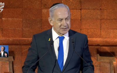 Benjamin Netanyahu prononce un discours à la cérémonie de Yom HaShoah (Crédit : capture d'écran YouTube)