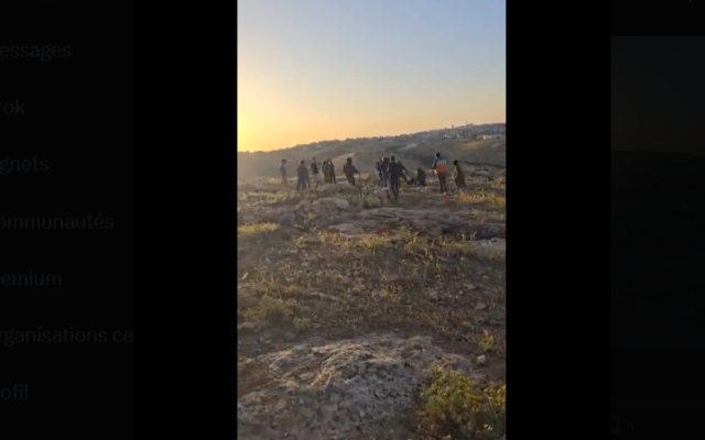 Capture d'écran montrant un Palestinien attaqué par un résident d'implantation dans les collines de Hébron, incident qui aurait blessé l'homme à la jambe, le 17 avril 2025. (Capture d'écran/X) Capture d'écran montrant un Palestinien attaqué par un résident d'implantation dans les collines de Hébron, incident qui aurait blessé l'homme à la jambe, le 17 avril 2025. (Capture d'écran/X)