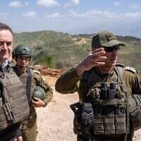Le ministre de la Défense, Israel Katz (à gauche), et le chef du Commandement du Nord de l'armée israélienne, le général de division Ori Gordin, au poste militaire "Margaliot Defender", dans le sud du Liban, à la périphérie de Markaba, le 2 avril 2025. (Crédit : Emanuel Fabian/Times of Israel)