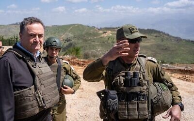 Le ministre de la Défense, Israel Katz (à gauche), et le chef du Commandement du Nord de l'armée israélienne, le général de division Ori Gordin, au poste militaire "Margaliot Defender", dans le sud du Liban, à la périphérie de Markaba, le 2 avril 2025. (Crédit : Emanuel Fabian/Times of Israel)