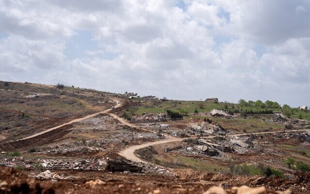 Vue depuis le poste militaire Margaliot Defender de l'armée israélienne au Sud-Liban, à la périphérie de Markaba, le 2 avril 2025. (Crédit : Emanuel Fabian/Times of Israel)