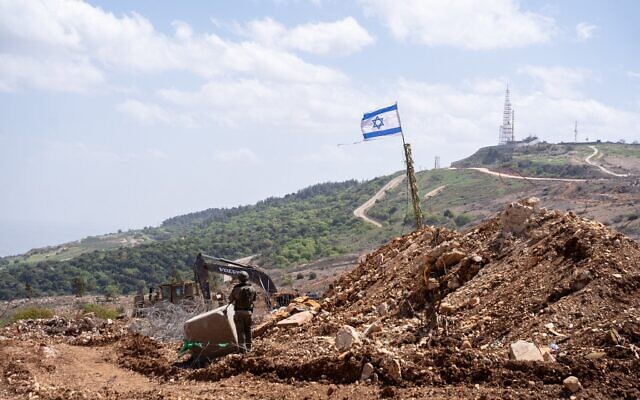 Vue depuis le poste militaire de l’armée israélienne "Margaliot Defender", dans le sud du Liban, à la périphérie de Markaba, le 2 avril 2025. (Crédit : Emanuel Fabian/Times of Israel) Vue depuis le poste militaire de l’armée israélienne "Margaliot Defender", dans le sud du Liban, à la périphérie de Markaba, le 2 avril 2025. (Crédit : Emanuel Fabian/Times of Israel)