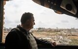 Le ministre israélien de la Défense, Israel Katz, dans la zone du corridor de Morag, dans le sud de la bande de Gaza, entre Rafah et Khan Younès, le 9 avril 2025. (Crédit : Emanuel Fabian/Times of Israel)