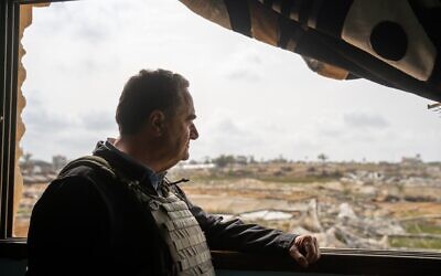 Le ministre israélien de la Défense, Israel Katz, dans la zone du corridor de Morag, dans le sud de la bande de Gaza, entre Rafah et Khan Younès, le 9 avril 2025. (Crédit : Emanuel Fabian/Times of Israel)