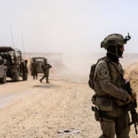 Des soldats de Tsahal dans la zone du corridor de Morag, dans le sud de la bande de Gaza, le 21 avril 2025. (Emanuel Fabian/Times of Israel)