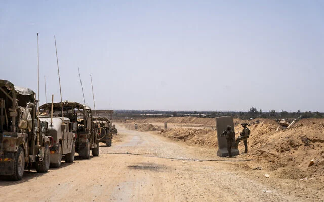 Des soldats de Tsahal dans la zone du corridor de Morag, dans le sud de la bande de Gaza, le 21 avril 2025. (Emanuel Fabian/ Times of Israel)