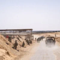 Des soldats de l’armée israélienne dans la zone du corridor de Morag, dans le sud de la bande de Gaza, le 21 avril 2025. (Crédit : Emanuel Fabian/Times of Israel)
