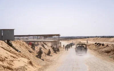 Des soldats de l’armée israélienne dans la zone du corridor de Morag, dans le sud de la bande de Gaza, le 21 avril 2025. (Crédit : Emanuel Fabian/Times of Israel)