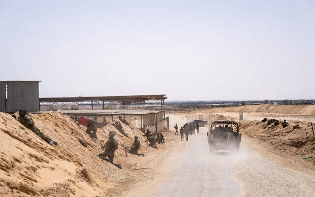 Des soldats de l’armée israélienne dans la zone du corridor de Morag, dans le sud de la bande de Gaza, le 21 avril 2025. (Crédit : Emanuel Fabian/Times of Israel)