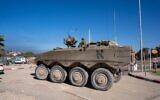 Un véhicule blindé Eitan de l'armée israélienne roulant à l'extérieur de la base d'entraînement de Zikim, dans le sud d'Israël, le 16 novembre 2023. (Crédit : Emanuel Fabian/Times of Israel)