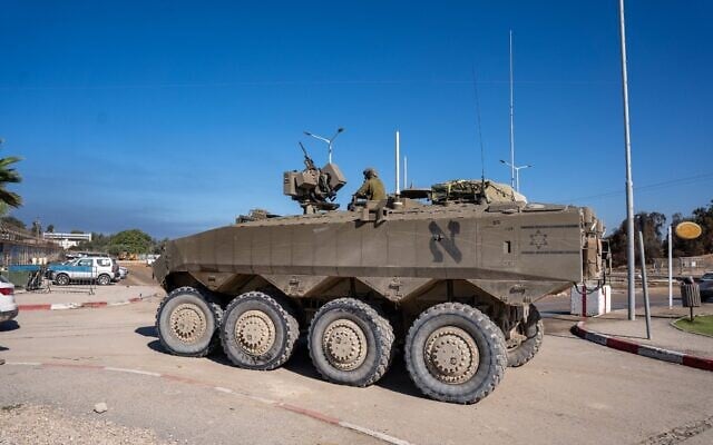 Un véhicule blindé Eitan de l'armée israélienne roulant à l'extérieur de la base d'entraînement de Zikim, dans le sud d'Israël, le 16 novembre 2023. (Crédit : Emanuel Fabian/Times of Israel)