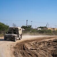 Illustration : Des véhicules de l'armée israélienne circulant à l'extérieur de la base d'entraînement de Zikim, dans le sud d'Israël, le 16 novembre 2023. (Crédit : Emanuel Fabian/Times of Israel)