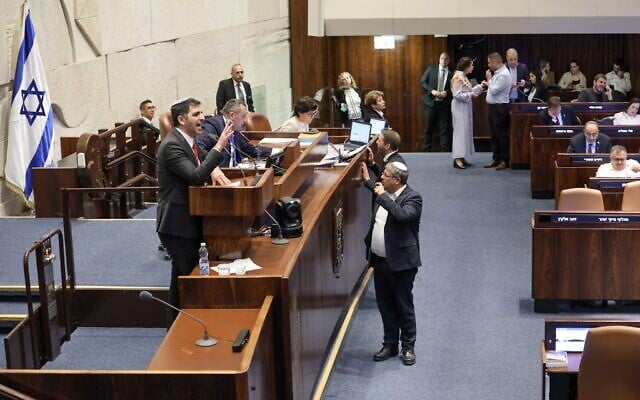 Le ministre des Communications Shlomo Karhi s'adressant à la Knesset en séance plénière, le 31 mars 2025. (Crédit : Dani Shem-Tov/Bureau du porte-parole de la Knesset) Le ministre des Communications Shlomo Karhi s'adressant à la Knesset en séance plénière, le 31 mars 2025. (Crédit : Dani Shem-Tov/Bureau du porte-parole de la Knesset)