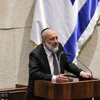 Le chef du parti Shas, Aryeh Deri, lors de la séance plénière de la Knesset, le 31 mars 2025. (Crédit : Dani Shem-Tov/Bureau du porte-parole de la Knesset)