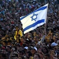 Photo illustrative d'une foule israélienne. (Crédit : Roni Schutzer/Flash90)