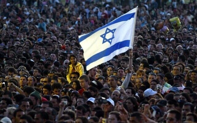 Photo illustrative d'une foule israélienne. (Crédit : Roni Schutzer/Flash90)