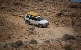 Des conducteurs de jeeps israéliens empruntant une route rocailleuse dans le désert du Néguev, dans le sud d'Israël, le 14 avril 2017. (Crédit : Hadas Parush/Flash90)