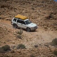 Des conducteurs de jeeps israéliens empruntant une route rocailleuse dans le désert du Néguev, dans le sud d'Israël, le 14 avril 2017. (Crédit : Hadas Parush/Flash90)