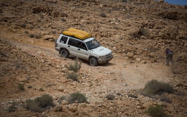 Des conducteurs de jeeps israéliens empruntant une route rocailleuse dans le désert du Néguev, dans le sud d'Israël, le 14 avril 2017. (Crédit : Hadas Parush/Flash90)